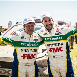 Produtor rural João Franciosi e Gustavo Gulgelmin comemoram e completam o Rally Dakar 2016